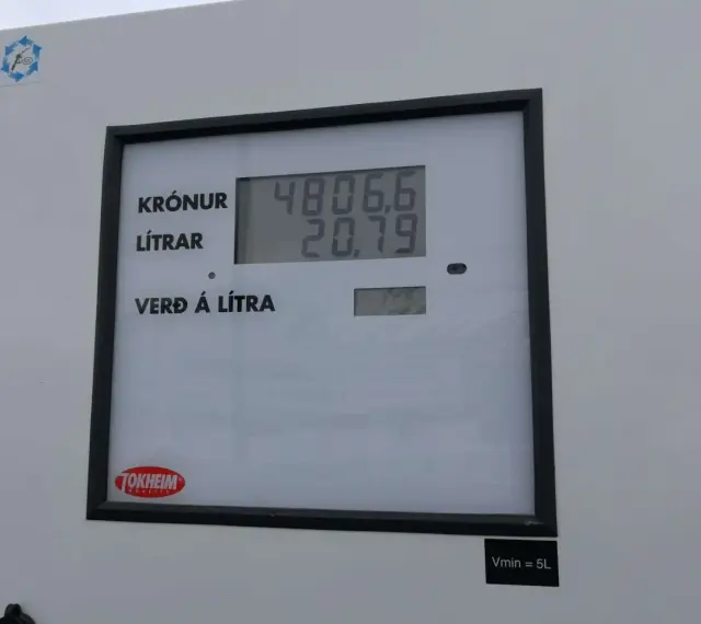 Wyświetlacz dystrybutora paliwa pokazuje cenę paliwa Islandia: 4806,6 koron za 20,79 litra.