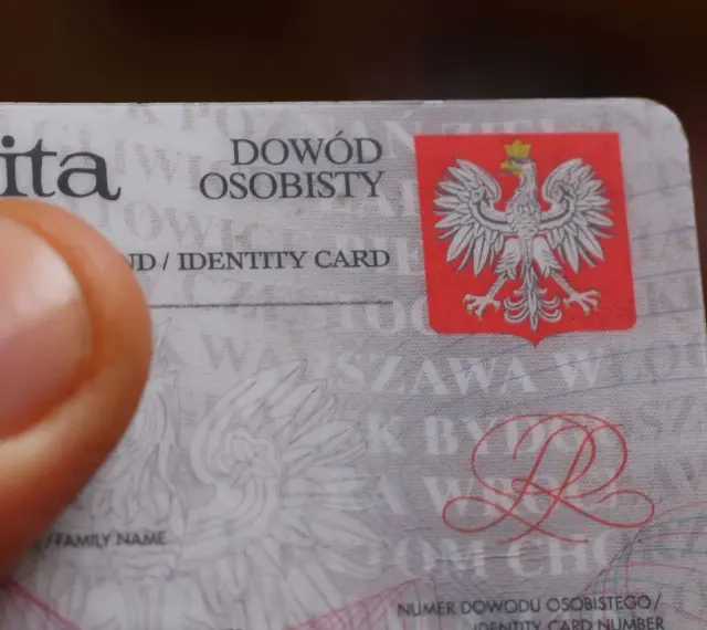 Zgubiony dowód osobisty? Zobacz, gdzie zgłosić zgubienie dowodu. Polski dokument tożsamości z orłem.