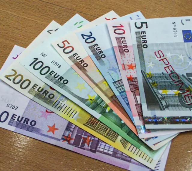 Różne banknoty euro ułożone wachlarzowo: 5, 10, 20, 50, 100, 200 i 500 euro.
