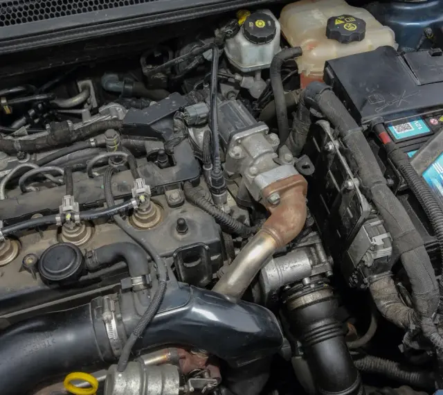 Silnik 1.7 CDTI z widocznymi wtryskiwaczami, turbosprężarką i akumulatorem.