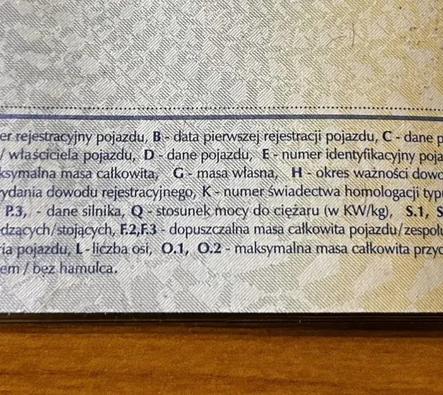 Fragment dowodu rejestracyjnego z danymi pojazdu, w tym pole F.1 - maksymalna masa całkowita.