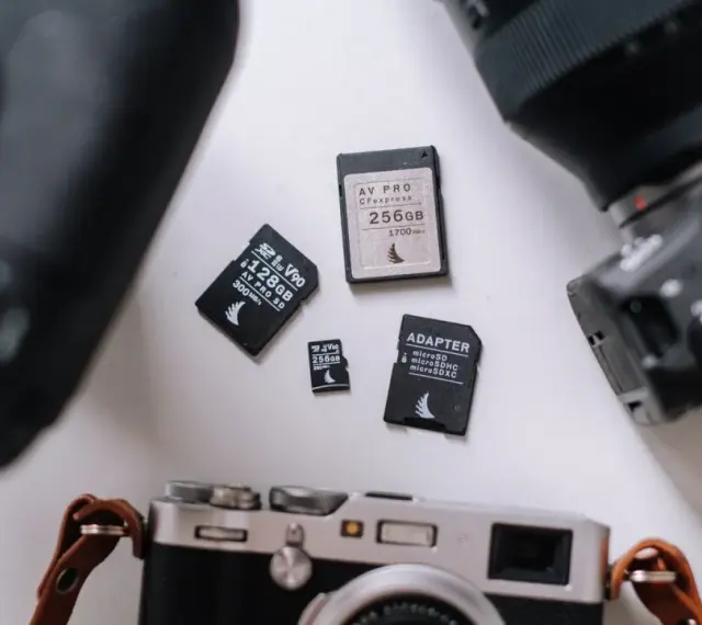 Karta CFexpress 256GB, karty SD i adapter. Gotowość do pracy z aparatami.