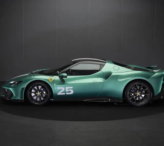 Zielony Ferrari 296 z numerem 25 na drzwiach, prezentowany na czarnym tle.