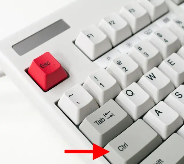 Die rote Esc-Taste und die Ctrl-Taste auf einer weißen Tastatur. Ein roter Pfeil zeigt auf die Ctrl-Taste.