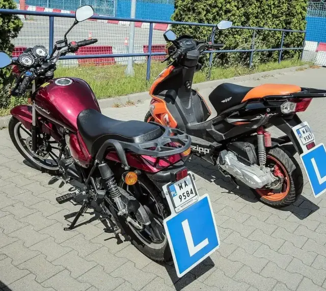 Dwa motorowery z literą "L" na tablicach, symbolizujące naukę jazdy. Od ilu lat można uzyskać kartę motorowerową?