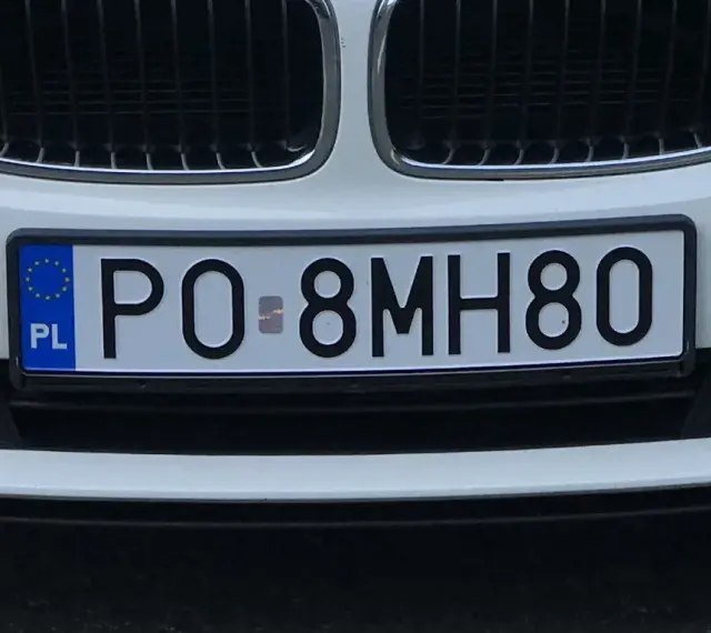 Białe auto z polską eku rejestracja PO 8MH80.