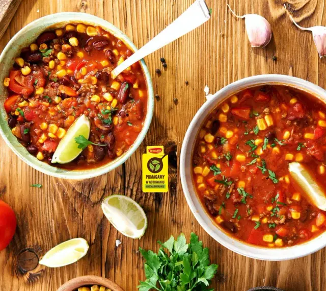 Zupa meksykańska Ani Gotuje: aromatyczne chili con carne z fasolą, kukurydzą i pomidorami, ozdobione limonką.