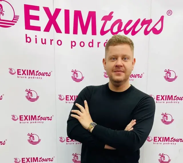 Mężczyzna na tle logo EXIM tours. Czy to zapowiedź bankructwa?
