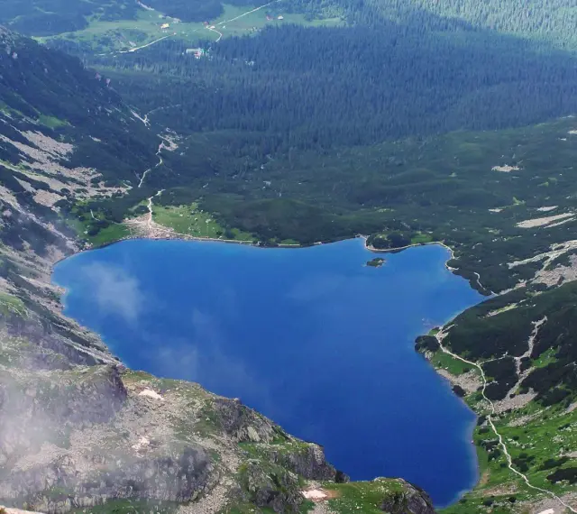 Widok na Czarny Staw Gąsienicowy z trasą turystyczną w Tatrach.