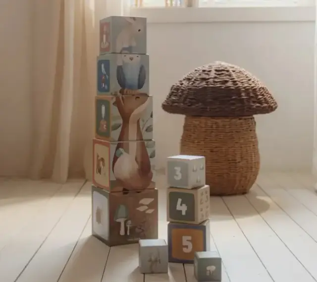 Wie nauka przez zabawę, czyli montessori co to? Drewniane klocki z leśnymi zwierzątkami i cyferkami zachęcają do kreatywnej zabawy.