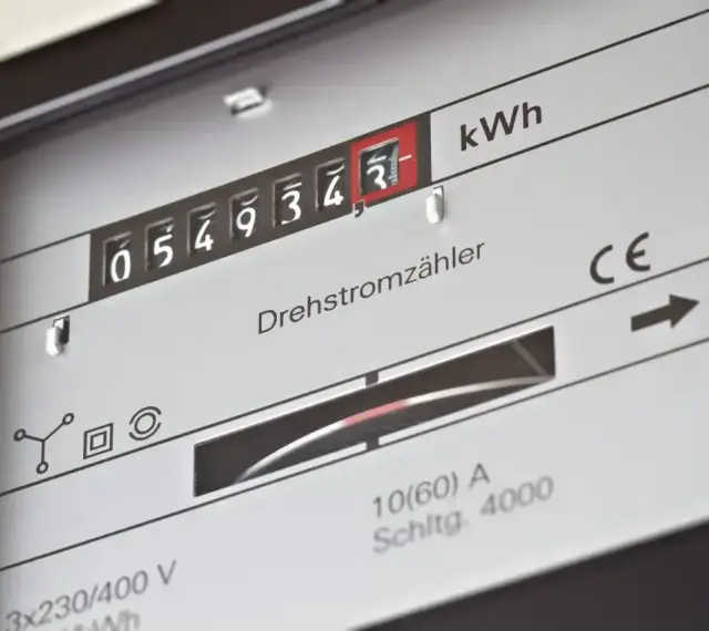 Licznik energii elektrycznej pokazuje 054934 kWh. To urządzenie mierzy zużycie prądu w domu.