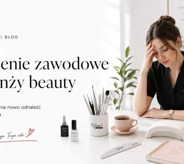 Zmęczona stylistka z dłonią na czole, przy biurku z kosmetykami. Temat: wypalenie zawodowe w branży beauty.