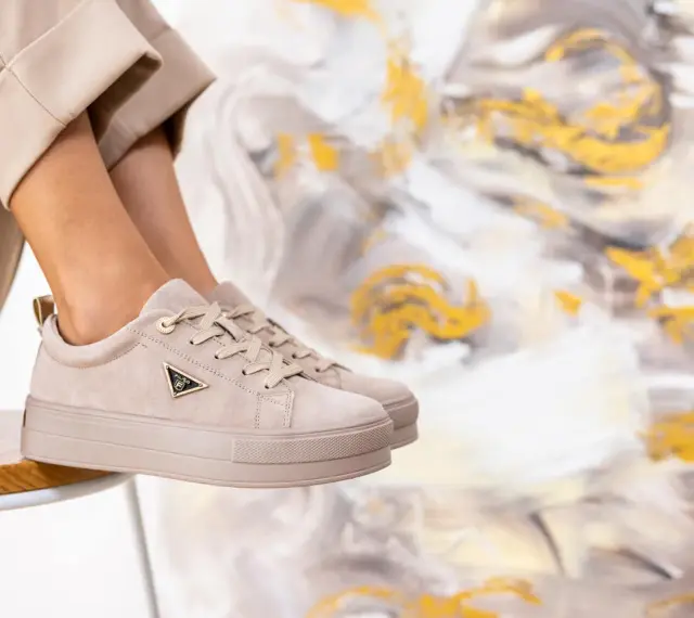 Idealne buty do kulotów? Beżowe sneakersy na grubej podeszwie, które dodadzą stylu każdej stylizacji.
