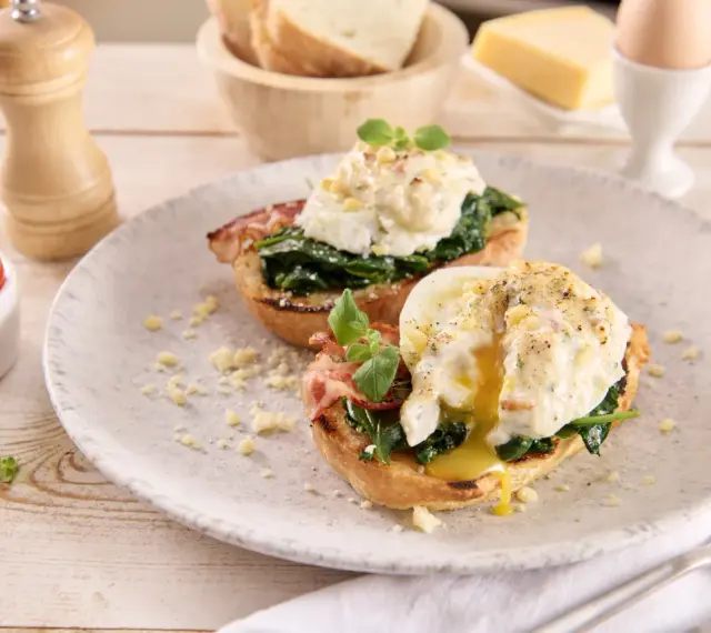 Dwa pyszne jajka po florencku na grzankach ze szpinakiem i bekonem, polane sosem. Idealne na brunch!