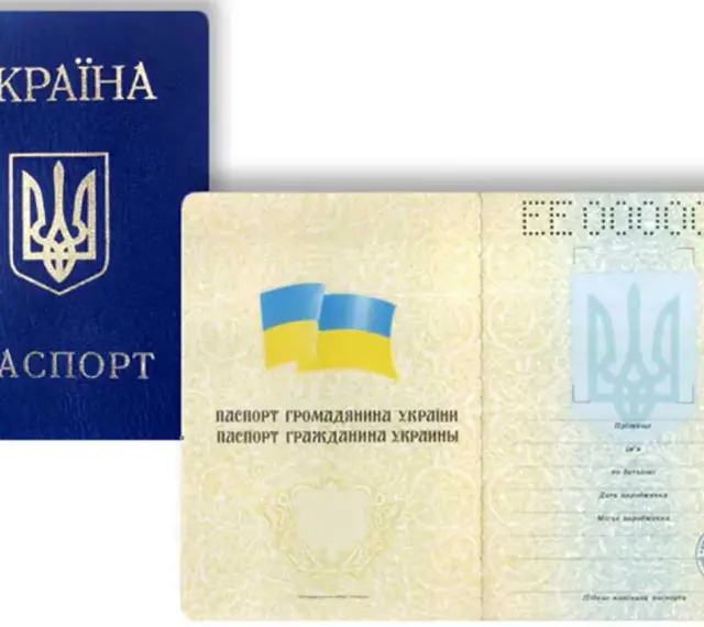 Ukraiński paszport z widocznym numerem paszportu EE 000000.