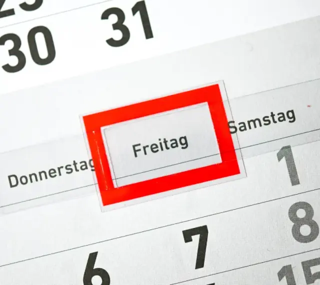 Kalenderblatt mit markiertem Freitag. Die Planung für die **Winterferien 2026** beginnt!