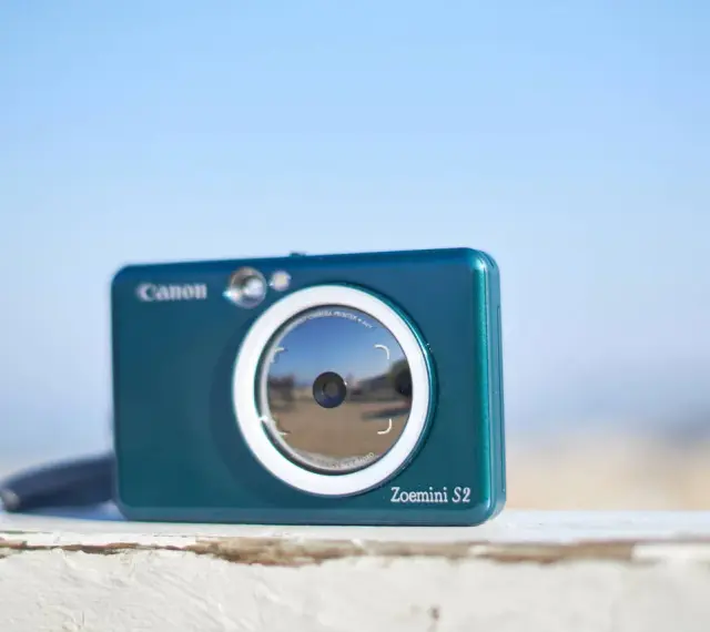 Canon Zoemini S2, idealny do tworzenia natychmiastowych zdjęć i drukowania. W rankingu aparatów kompaktowych wyróżnia się funkcjonalnością.