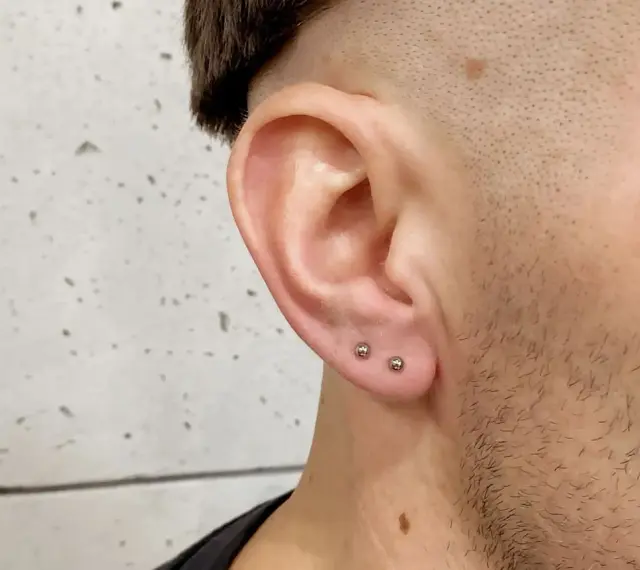 Dwa kolczyki w dolnej części ucha, idealnie pasujące do stylu. Ile goi się upper lobe?