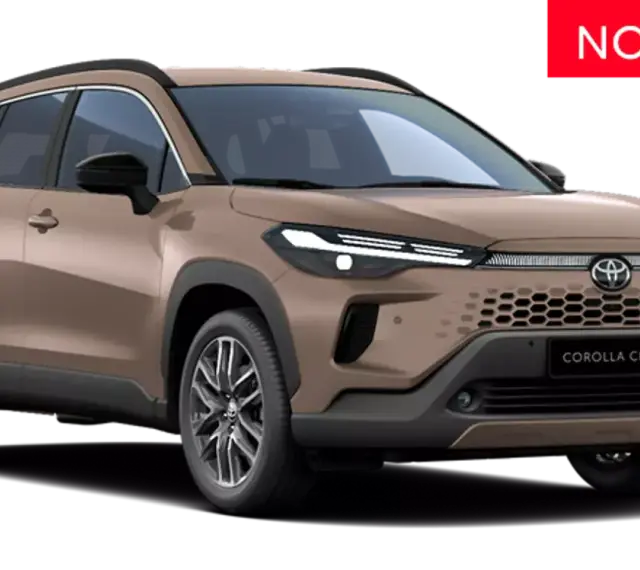 Nowość! Elegancki, brązowy Toyota Corolla Cross Hybrid z nowoczesnym designem i charakterystycznym grillem.