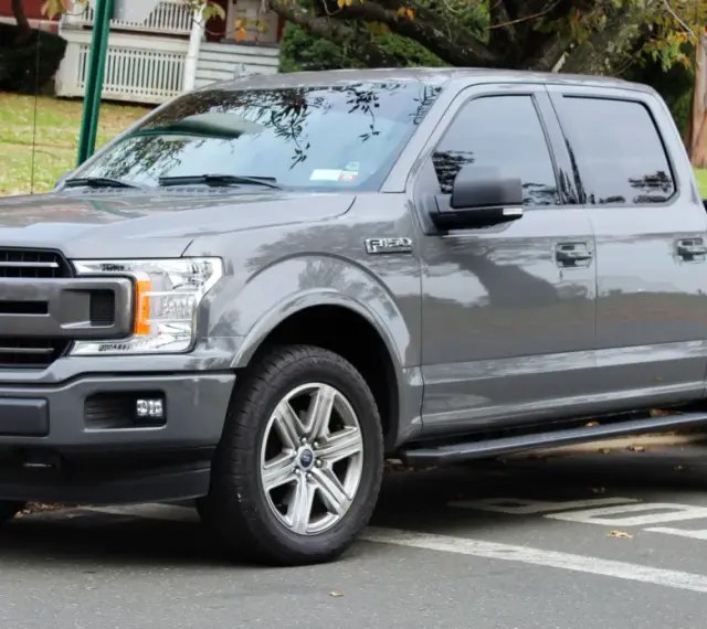 Szary Ford F-150 Sport stoi zaparkowany na ulicy, gotowy na jesienne przygody.