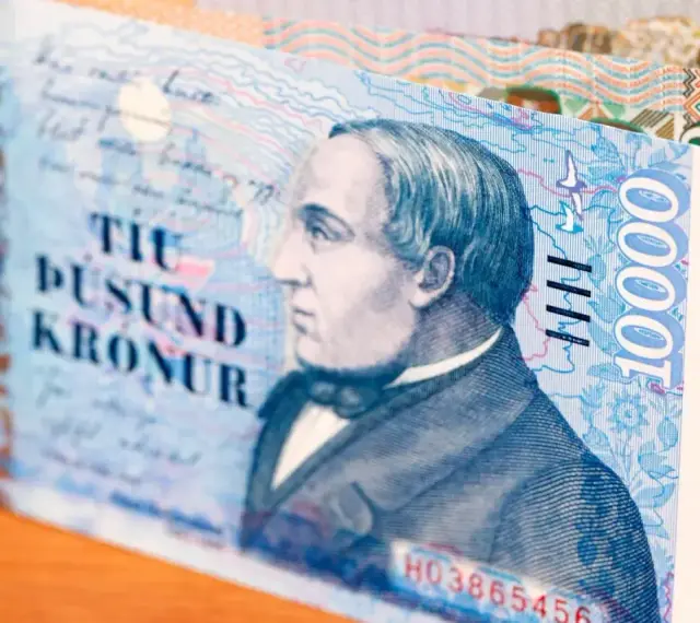 Islandzka waluta: banknot 10 000 koron z wizerunkiem mężczyzny w garniturze.