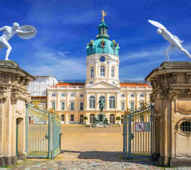 Pałac Charlottenburg w stylu **rococo**, z rzeźbami i złotymi bramami, zaprasza do zwiedzania.