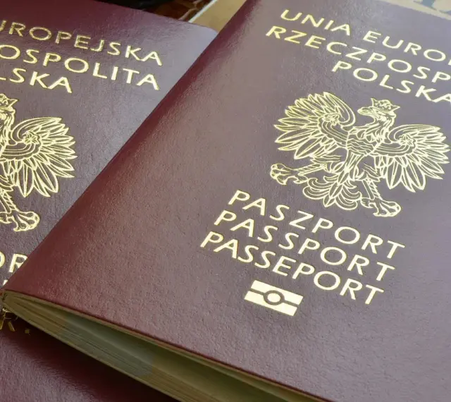 Dwa polskie paszporty z godłem orła. Dokumenty te należą do najsilniejszych paszportów na świecie, otwierając drzwi do wielu krajów.