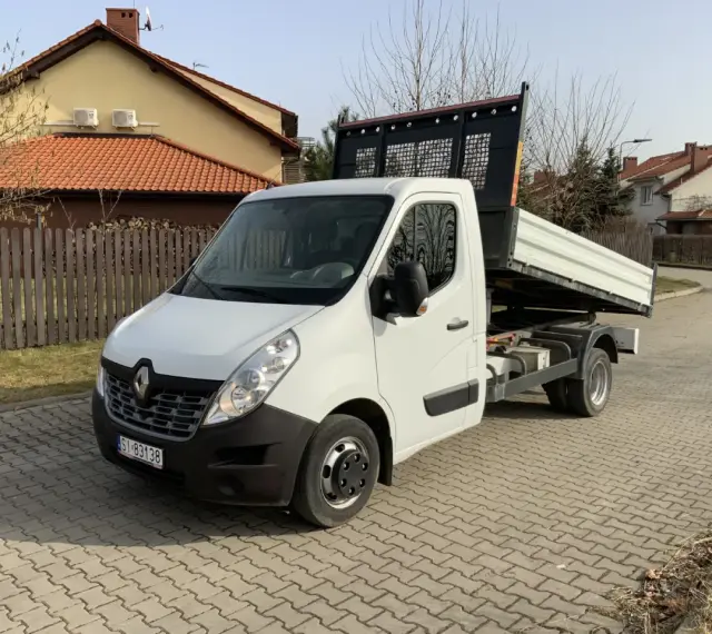 Biała wywrotka Renault Master gotowa do pracy. Idealna do transportu materiałów budowlanych. Wynajem wywrotki bez kierowcy to wygoda i oszczędność.