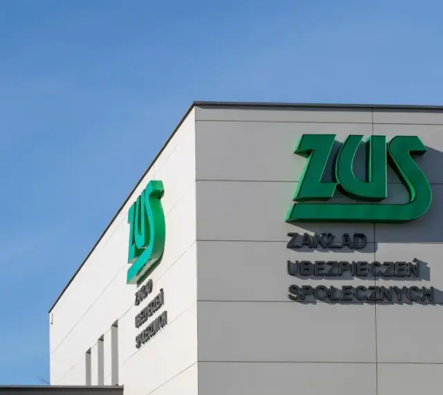 Budynek ZUS z zielonym logo. Tu dowiesz się, jak sprawdzić OFE zmarłego.