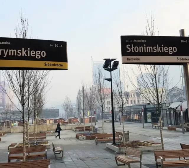Znaki uliczne w Katowicach: Gierymskiego i Słonimskiego. Miejsce z ławkami i drzewami, idealne na sk rejestracja.