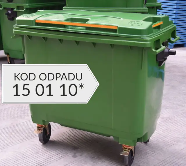 Zielony kontener na odpady z oznaczeniem KOD ODPADU 15 01 10*.