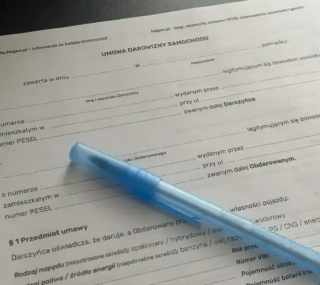 Umowa darowizny samochodu. Dokument zawiera dane darczyńcy i obdarowanego, szczegóły pojazdu oraz miejsce na podpisy.