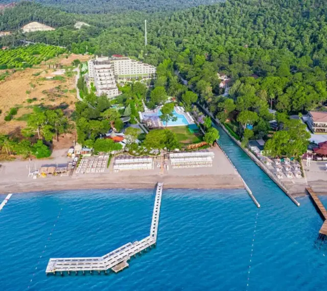 Widok z lotu ptaka na hotel z basenami i plażą w Kemer. Ma biche kemer by werde hotels to idealne miejsce na wakacje.
