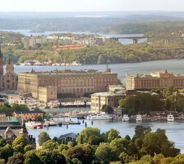 Sztokholm atrakcje za darmo: widok na Gamla Stan, Pałac Królewski i Riksbanken. Woda, mosty i zieleń tworzą malowniczy krajobraz.