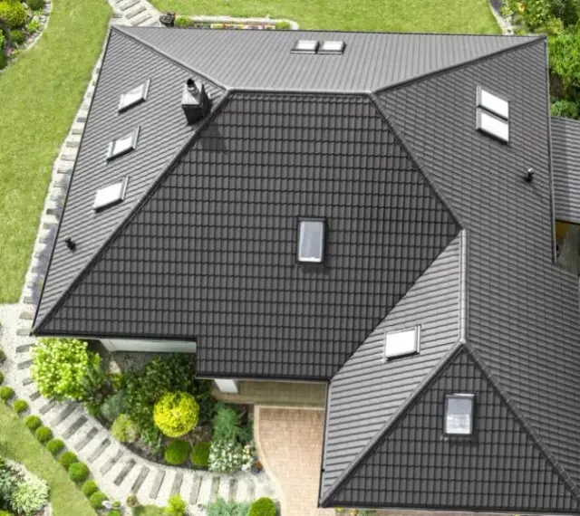 Dach naczółkowy: poznaj jego zalety, wady i zastosowanie w architekturze
