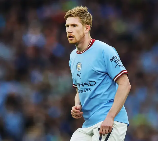 Kevin De Bruyne w błękitnej koszulce Manchesteru City, gotowy do gry. Jego obecne drużyny to właśnie The Citizens.