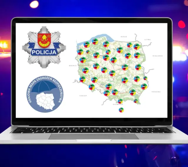 Na ekranie laptopa widnieje mapa Polski z zaznaczonymi punktami, symbolizującymi zagrożenia. Obok widnieje logo policji. Czy łódź jest niebezpieczna? Mapa pokazuje dane, które mogą pomóc ocenić ryzyko.