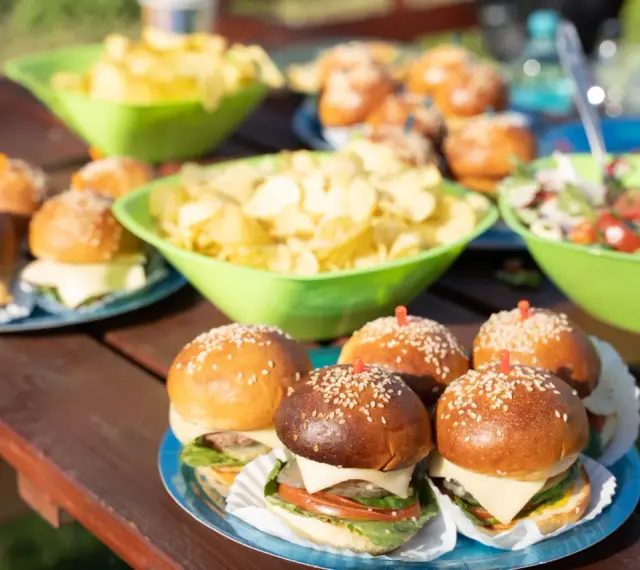 Mini burgery i sałatka na piknikowym stole. Idealne proste przepisy na przekąski w 15 minut, gdy liczy się czas i smak.