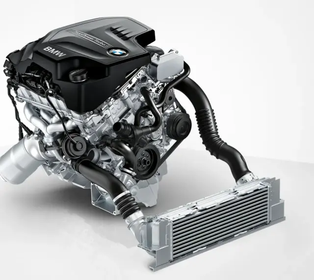 Silnik BMW TwinPower Turbo, model n20, z intercoolerem.