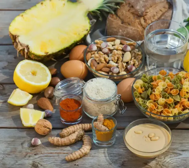 Ananas, cytryny, jajka, ryż, makaron, orzechy, pasta sezamowa, kurkuma, papryka, czosnek i chleb – składniki, które pomogą zdecydować, co jeść po zatruciu pokarmowym.