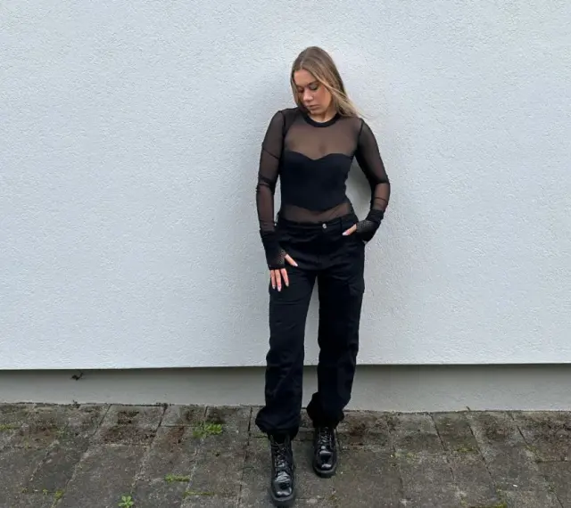 Stylizacja na koncert przy świecach: czarny, prześwitujący top, bojówki i ciężkie buty.