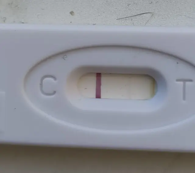 Test ciążowy z jedną, bladą kreską przy literze "C". Wynik negatywny.