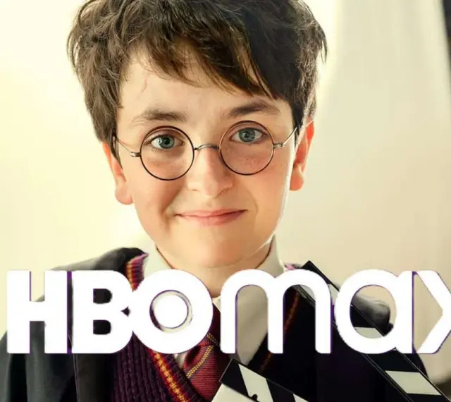 Chłopiec w okularach jak Harry Potter z klapsem filmowym. Chcesz wiedzieć, harry potter gdzie obejrzeć? Sprawdź HBO Max!