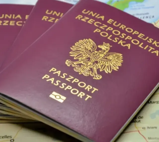 Trzy polskie paszporty leżą na mapie. Zastanawiasz się, ile czasu zajmuje wyrobienie paszportu?