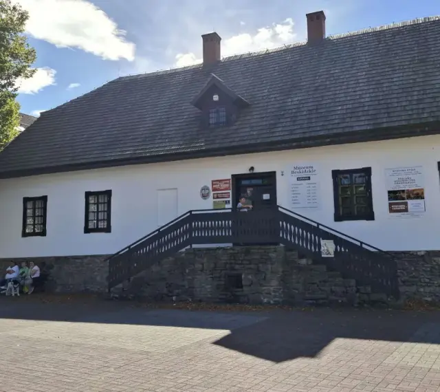 Muzeum Beskidzkie w Wiśle, z charakterystyczną kamienną podmurówką i drewnianymi schodami, zaprasza do odkrywania historii regionu.
