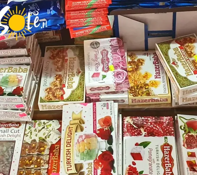 Co warto kupić na Cyprze? Mnóstwo słodkości: chałwy, baklavy, Turkish Delight w różnych smakach, np. różany, pistacjowy, z granatem.