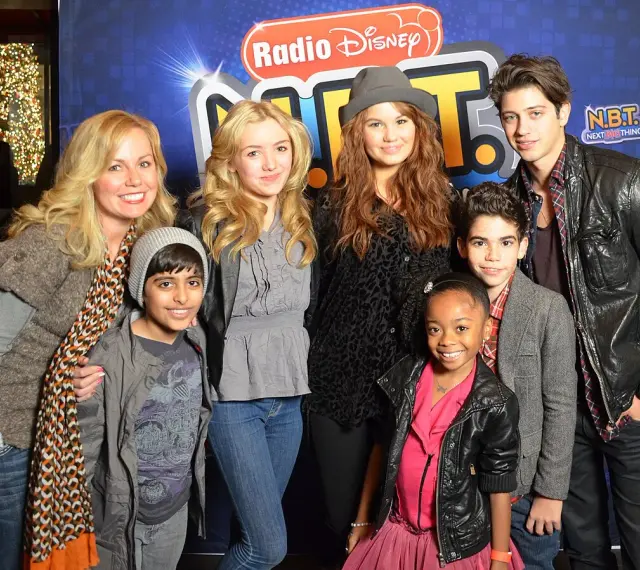 Obsada programu telewizyjnego Jessie pozuje do zdjęcia z Radio Disney.