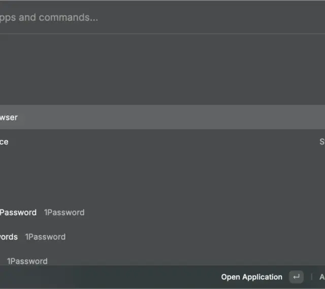 Wyszukiwanie aplikacji i poleceń w Raycast. Widoczne sugestie: ChatGPT, Claude, Brave Browser, Appearance, Evernote. Poniżej polecenia 1Password.