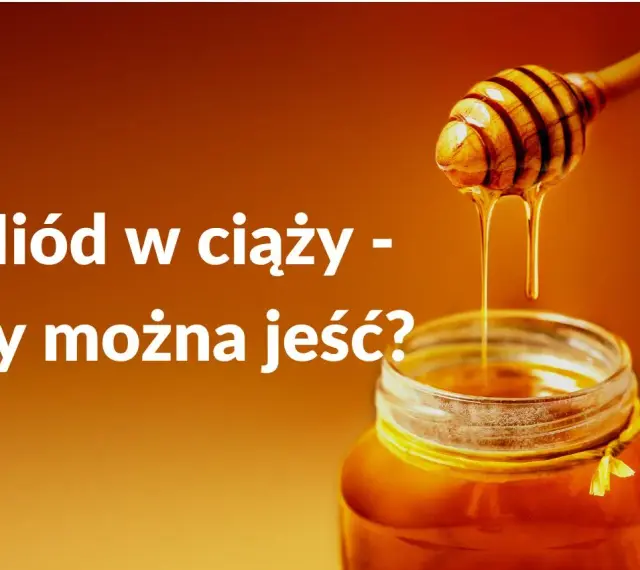 Miód w ciąży - czy można jeść? Słodki, złocisty miód spływa z drewnianej chochli do słoika.