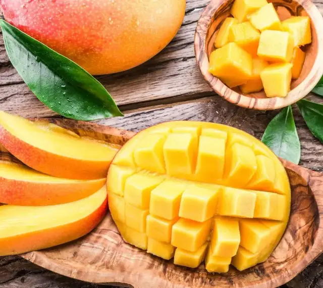 Soczyste mango, pokrojone w kostkę i plastry, zachęca do odkrycia, jaki smak ma mango – słodki, tropikalny raj.